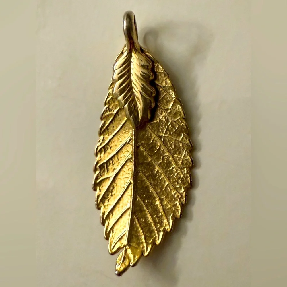 Stunning Gold Plated Leaf Pendant - Picture 1 of 3